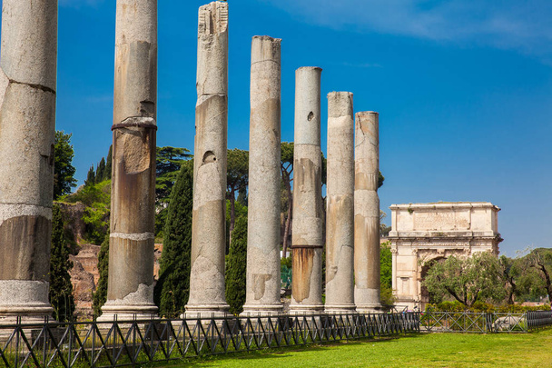 Ruínas do Templo de Vênus e Roma localizadas na colina Veliana e no Arco de Tito
 - Foto, Imagem
