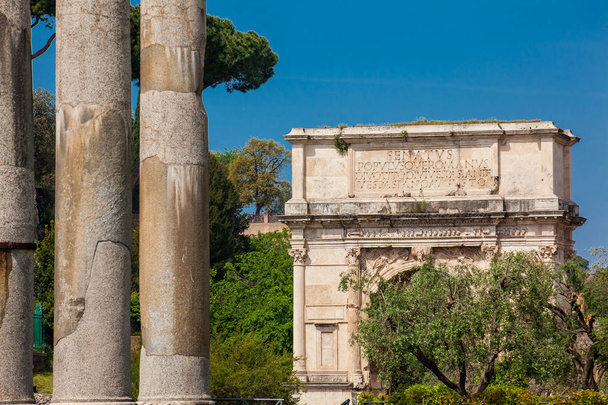 Ruinas del Templo de Venus y Roma situado en la Colina Veliana y el Arco de Tito
 - Foto, Imagen