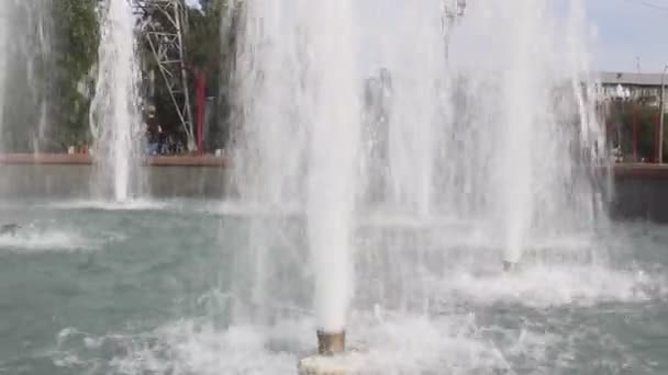 Wasser fließt in leistungsstarken Düsen in den Brunnen - Filmmaterial, Video