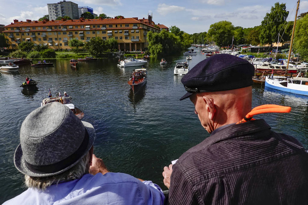 Стокгольм, Швеция Публика на выставке старых деревянных лодок на острове Лангхольмен
. - Фото, изображение