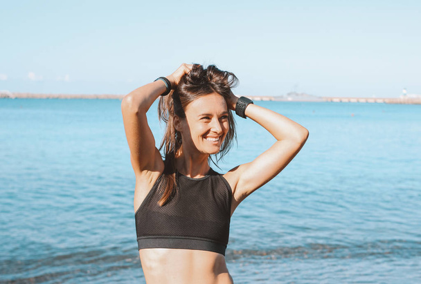 Genç ince atletik uzun saç sabah deniz plajında spor giyim mutlu kadın, sağlıklı yaşam tarzı - Fotoğraf, Görsel
