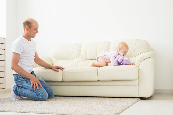 concept de famille, de parentalité et de paternité - père heureux jouant avec une petite fille à la maison
 - Photo, image