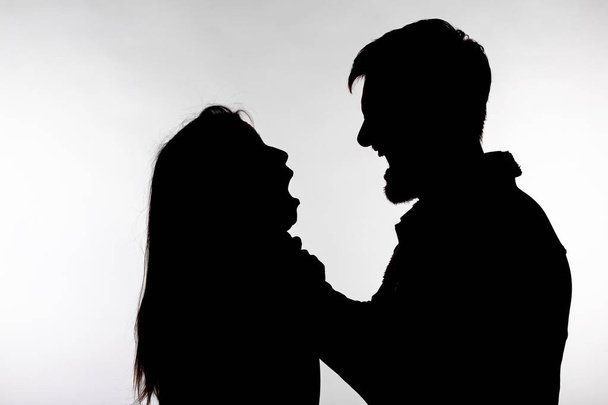 Concetto di violenza domestica e abuso - Silhouette di un uomo che asfissia una donna
 - Foto, immagini