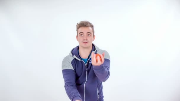 Jonge man jongleren met drie bio sinaasappels - Video