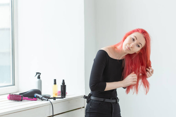 Krásná stylová dívka s lesklými červenými, dlouhými vlasy. Pečovatelsky a vlasní výrobky. - Fotografie, Obrázek