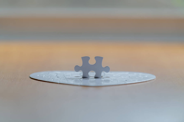Jigsaw com uma peça faltando revelando
  - Foto, Imagem