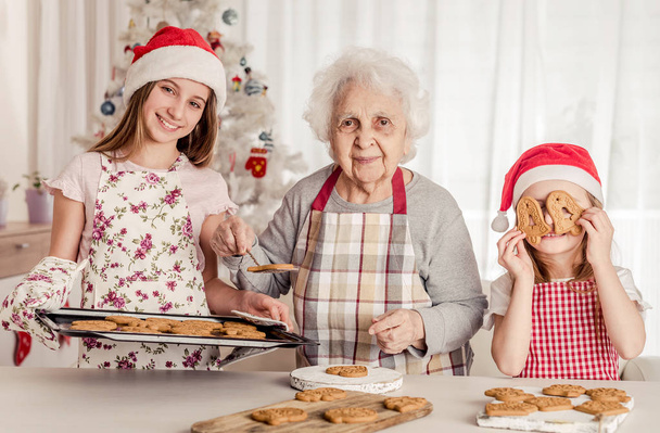 Grandmother with granddaughters baking cookies - Foto, Bild