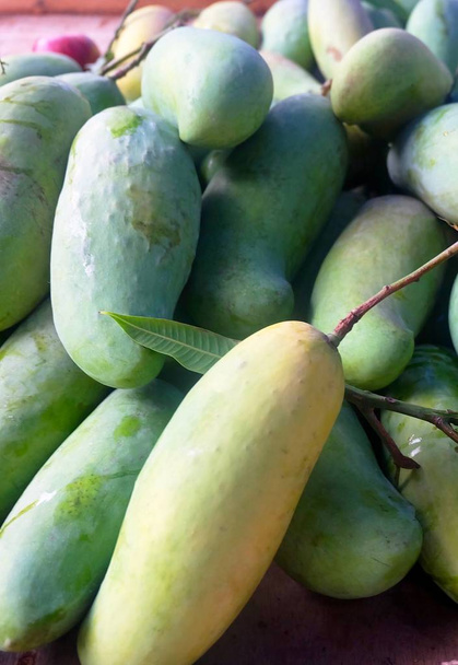 Stapel frischer Mango im Obstladen - Foto, Bild