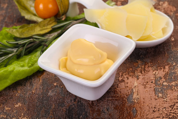 Salsa de queso en el bowl
 - Foto, Imagen