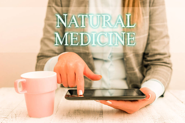 Kézírás szöveg írás természetes orvostudomány. Koncepció értelmében bármely különböző rendszerek gyógyító vagy kezelési betegség üzleti nő ül a mobil telefon és csésze kávét az asztalra. - Fotó, kép
