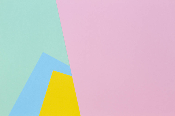 abstrakte geometrische Papierstruktur Hintergrund mit trendigen Farben pastellrosa, gelb, hellblau und grün - Foto, Bild