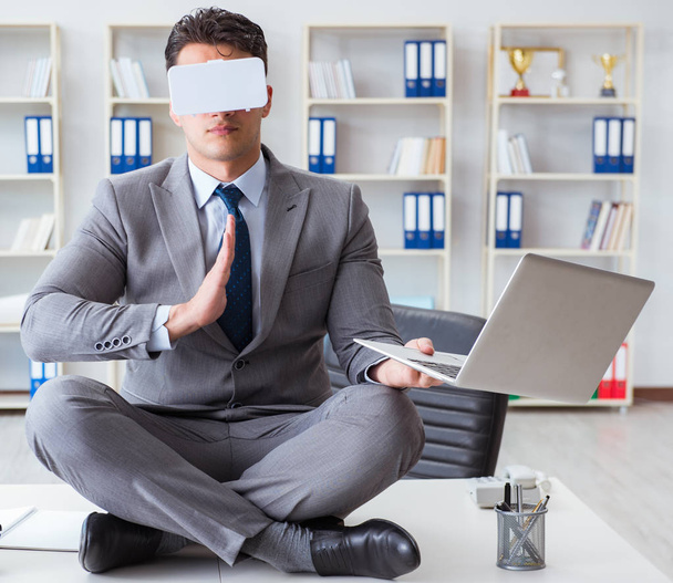 Liikemies virtuaalitodellisuudessa VR lasit meditointi pöydällä - Valokuva, kuva