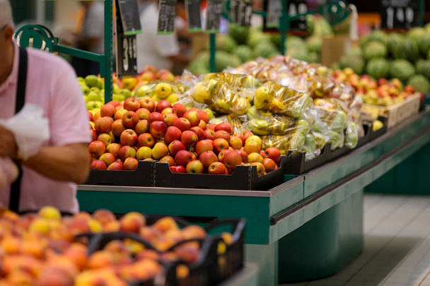 Mele rosse sulla corsia di frutta e verdura in un negozio
. - Foto, immagini