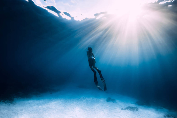 Mulher livre com barbatanas nadam debaixo d 'água no mar
. - Foto, Imagem