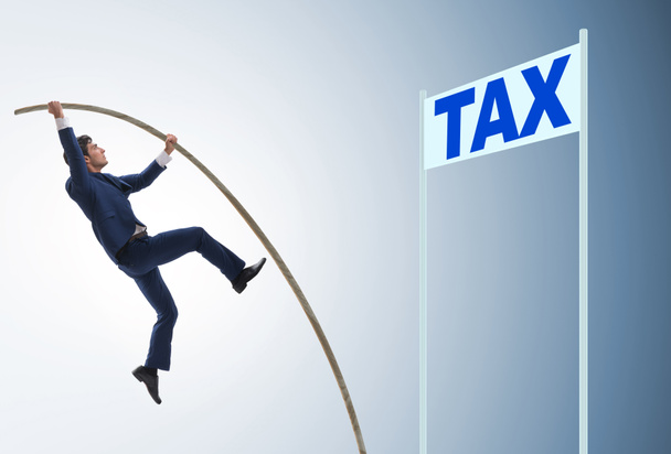 Επιχειρηματίας μεταπηδά πάνω από τη φορολογία στην έννοια της φοροδιαφυγής - Φωτογραφία, εικόνα