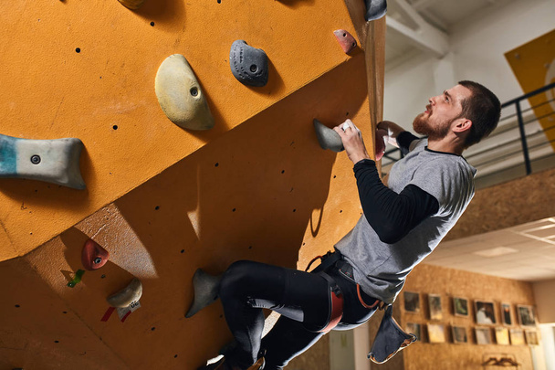 Positive climber with physical disability makes success in bouldering sport - Foto, imagen
