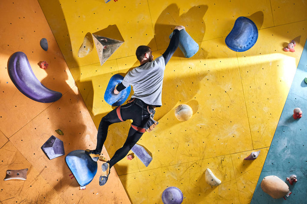 Physically challenged boulderer enjoys his extreme hobby, lives active life - Foto, afbeelding
