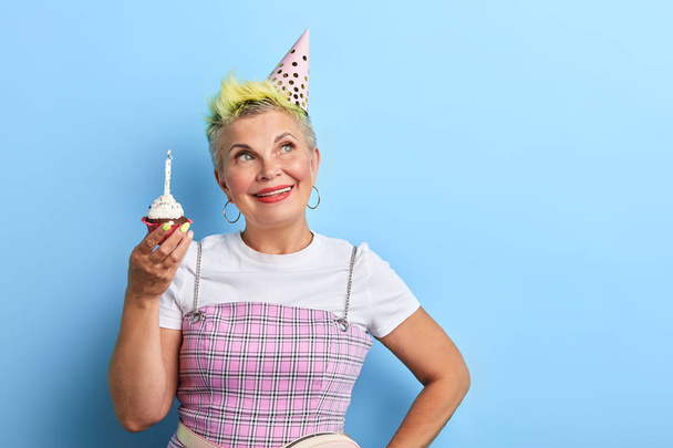 romantic glamour woman with a birthday cake posing to the camera - Фото, зображення