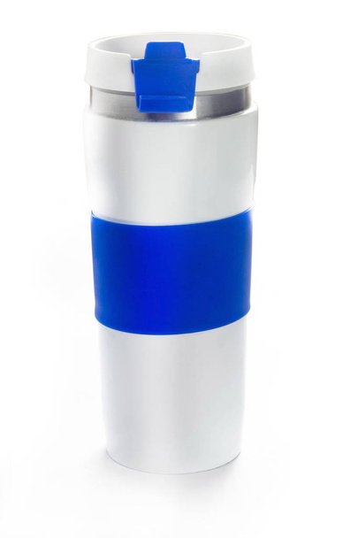 Thermo Cup voor drankjes op een witte achtergrond isolaat - Foto, afbeelding