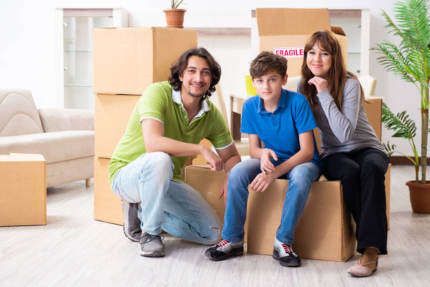 Junge Familie zieht in neue Wohnung  - Foto, Bild