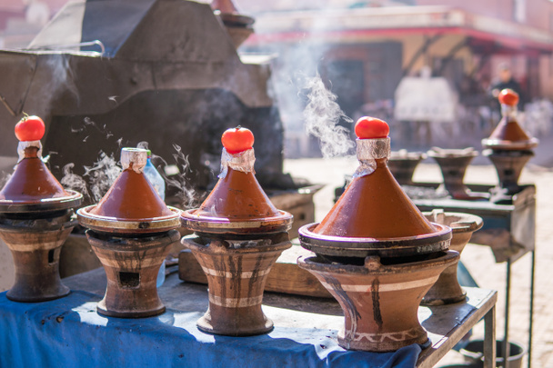 Αυθεντικό φαγητό του Μαρόκου-παραδοσιακή Τατζίνη σε ατμό ατμού σε ένα υπαίθριο μπάρμπεκιου στην πλατεία της πόλης στο δρόμο στο Morroco - Φωτογραφία, εικόνα