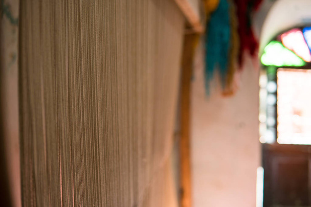 Tinghir, Fas'taki Atlas dağlarında özelleştirme aile üretiminde, bir dokuma tezgâhı üzerinde geleneksel tekniklerle halı dokuma için eski stil araç - Fotoğraf, Görsel