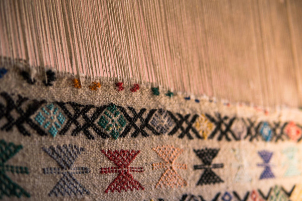 Tinghir, Fas'taki Atlas dağlarında özelleştirme aile üretiminde, bir dokuma tezgâhı üzerinde geleneksel tekniklerle halı dokuma için eski stil araç - Fotoğraf, Görsel