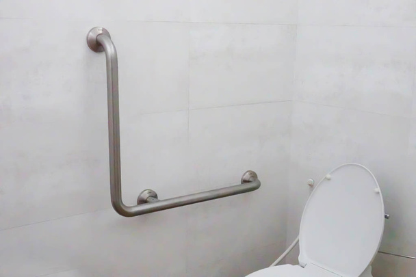 Poignée de sécurité dans les toilettes salle de bain à l'hôpital de soins infirmiers : concept médical fort sain
.  - Photo, image