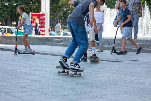 Kharkiv, Ukraine, August, 2019 Teenagers with skateboards in cit - Foto, afbeelding