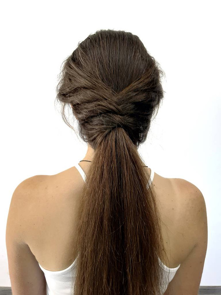 Fryzura na długich włosach, plecionka Fishtail - Zdjęcie, obraz