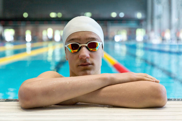 Portrait of a swimmer on the background of the pool. - Foto, immagini