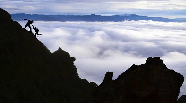 Hay nubes de niebla en los picos desafiantes en el equinoccio.
 - Foto, imagen