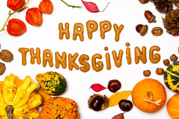 Carte de jour de Thanksgiving avec décorations saisonnières
 - Photo, image