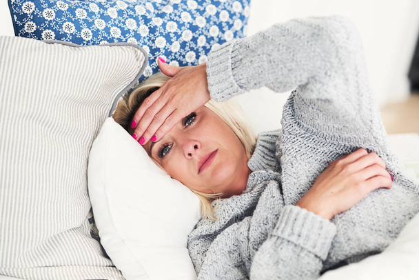 Erwachsene Frau fühlt sich zu Hause unwohl mit Grippe - Foto, Bild