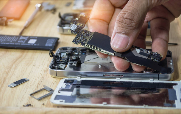 iphone Motherboard Reparaturen in das Motherboard für Smartphone durch professionelle Techniker auf dem Schreibtisch - Foto, Bild