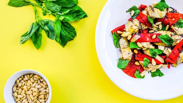 gesunder Braten mit Paprika und Artischocken-Salat - Foto, Bild