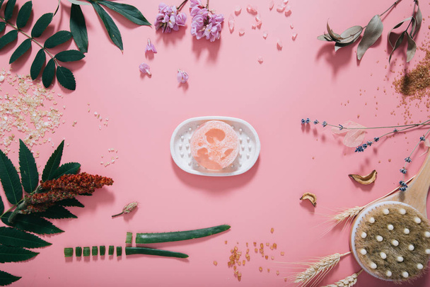 Creatieve platte lay top uitzicht van zeep op pastel duizendjarige roze PAP - Foto, afbeelding