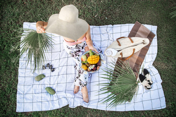 Літній пікнік, дівчина з тарілкою фруктів
 - Фото, зображення