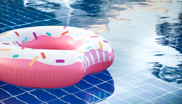 Opblaasbare accessoires om te zwemmen in het zwembad - Foto, afbeelding