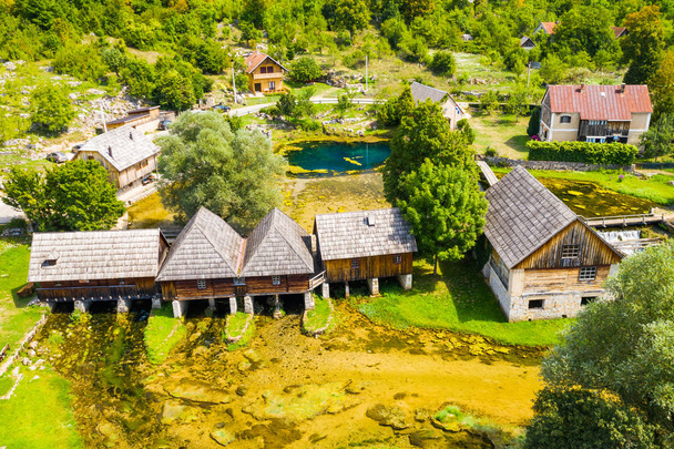Croatie, région rurale de Lika, Majerovo vrilo rivière source de Gacka et vieux moulins en bois et chalets vue aérienne sur drone
 - Photo, image