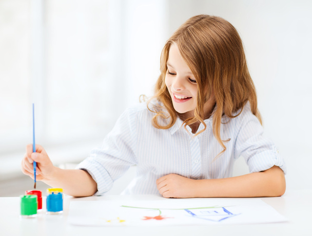 Little girl painting at school - Foto, Imagem