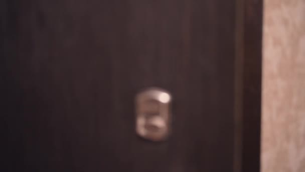 Bejárat nyitott ajtó a folyosón a házban - Felvétel, videó