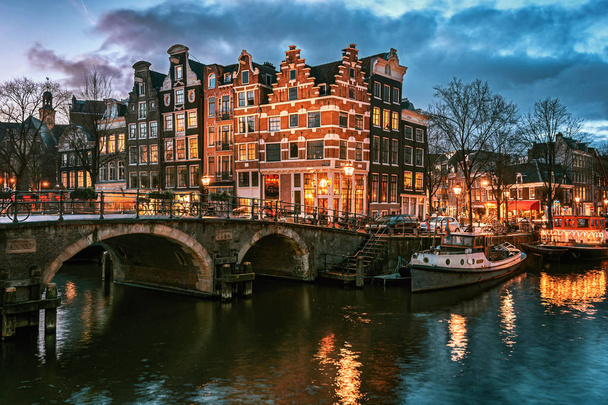 Канал Мбаппе на углу Бруксбаха и Принсенбаха в старом центре Амстердама в Нидерландах во время заката
 - Фото, изображение