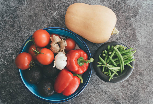 légumes sains dans des bols sur comptoir de cuisine en pierre
 - Photo, image