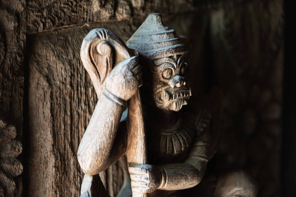 Guardián Ramayana de madera en las puertas del monasterio Shwe In Bin Kyaung en Mandalay, Myanmar
 - Foto, imagen