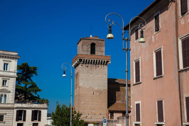 A híres Borgia-torony a gyönyörű kék ég ellen Rómában - Fotó, kép