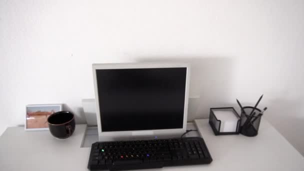 Χώρος εργασίας στο τραπέζι με έναν υπολογιστή σε ένα λευκό καθαρό δωμάτιο. - Πλάνα, βίντεο