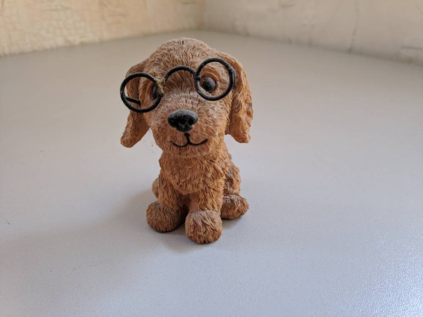 Bir köpek heykeli.gözlüklü köpek - Fotoğraf, Görsel