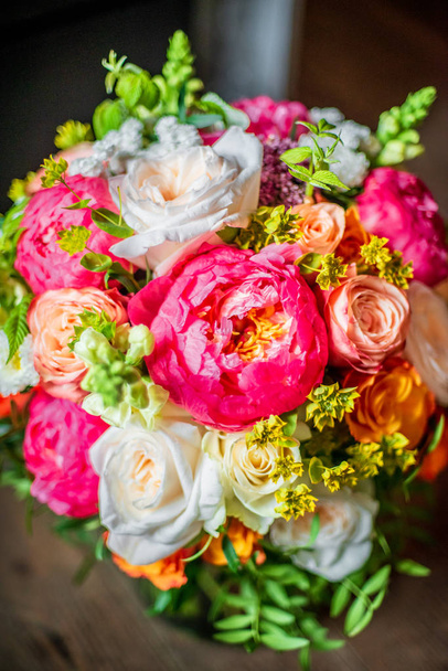 the most beautiful flowers, magnificent bouquets of flowers on the leg in the interior of the restaurant for a festive floristry store or wedding salon for the bride or groom, a bridal bouquet, butane - Foto, imagen