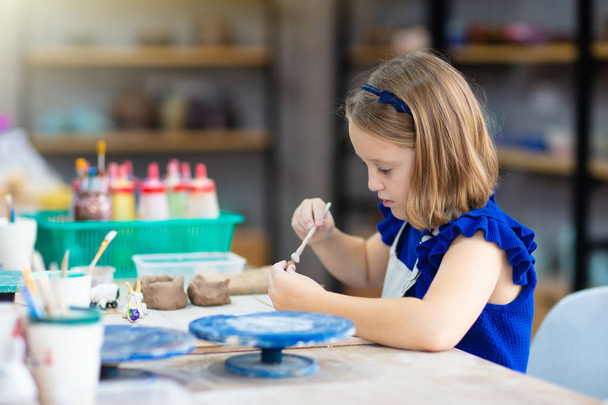 Gyermek fazekasság kerék. Gyerekek Művészetek és kézművesség osztály - Fotó, kép